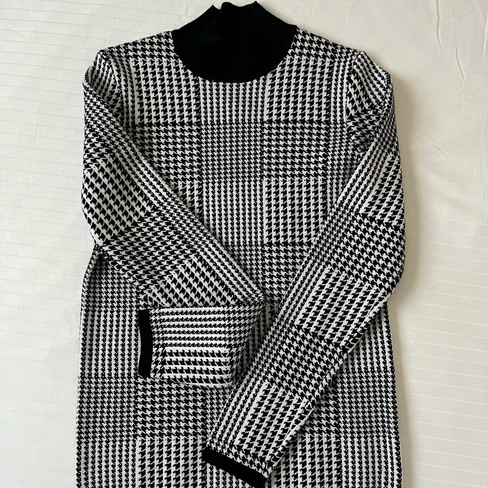 T Tahari black and white long sleeve turtle neck knit top size XS